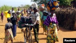 Des réfugiés congolais portant quelques biens arrivent au camp de Cibitoke, près de la frontière avec la RDC, au Burundi, 14 juin 2004. (Photo d'illustration)