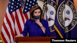 資料照片-眾議院議長南希·佩洛西(Nancy Pelosi)在華盛頓國會山舉行的新聞發布會上介紹了設立第25修正案委員會的立法。 （2020年10月10日）