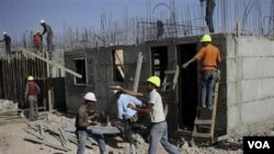 Pekerja konstruksi Palestina membangun permukiman Yahudi Kiryat Arba, dekat Hebron, di Tepi Barat (foto: Oktober 2010).