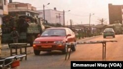  Les gendarmes camerounais déployés à Douala pour empêcher une manifestation du Social democratic front, sur le fédéralisme au Cameroun, le 4 mars 2017. (VOA/Emmanuel Ntap)