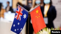 资料照：在上海举行的第三届中国国际进口博览会展台上的澳大利亚和中国国旗。（2020年11月6日）