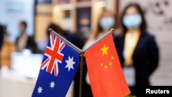 Bendera Australia dan China terlihat di Pameran Impor Internasional China (CIIE) ketiga di Shanghai, China, 6 November 2020. (Foto: REUTERS/Aly Song)