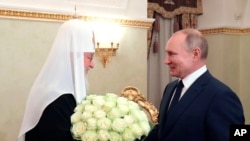 Президент Росії Володимир Путін вітає патріарха Російської православної церкви Кирила з 12-ю річницею його інтронізації в Москві, Росія, понеділок, 1 лютого 2021 р. (Михайло Климентьєв, Sputnik/AP)