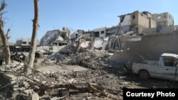 Wilayah Alun-alun Al-Salam di Kobane yang porak-poranda setelah terjadi serangan yang dilancarkan ISIS dengan menggunakan truk yang membawa bahan peledak, 22/10/2014. 
