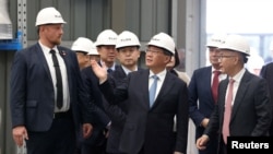 中国总理李强星期二(2024年6月18日)参观了天齐锂业澳大利亚有限公司(Tianqi Lithium Energy Australia)旗下的一家锂加工厂。(媒体联访照片)