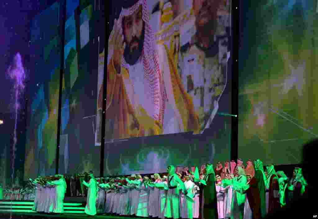 'Yan wasa a lokacin wasu bukukuwa na Sa'udiyya karkashin wani makeken hoto na Yarima mai jiran gado, Mohammed bin Salman a filin wasa na Sarki Fahd dake Riyadh, ranar 23 Satumba 2017.