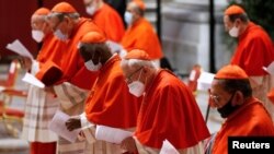 Cardenales usando mascarillas participan de un consistorio en la Basílica de San Pedro este sábado 28 de noviembre.