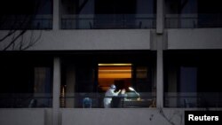 国际专家组组长、世界卫生组织的恩巴雷克（Peter Ben Embarek）在武汉一家酒店接受新冠病毒检测（2021年2月3日）