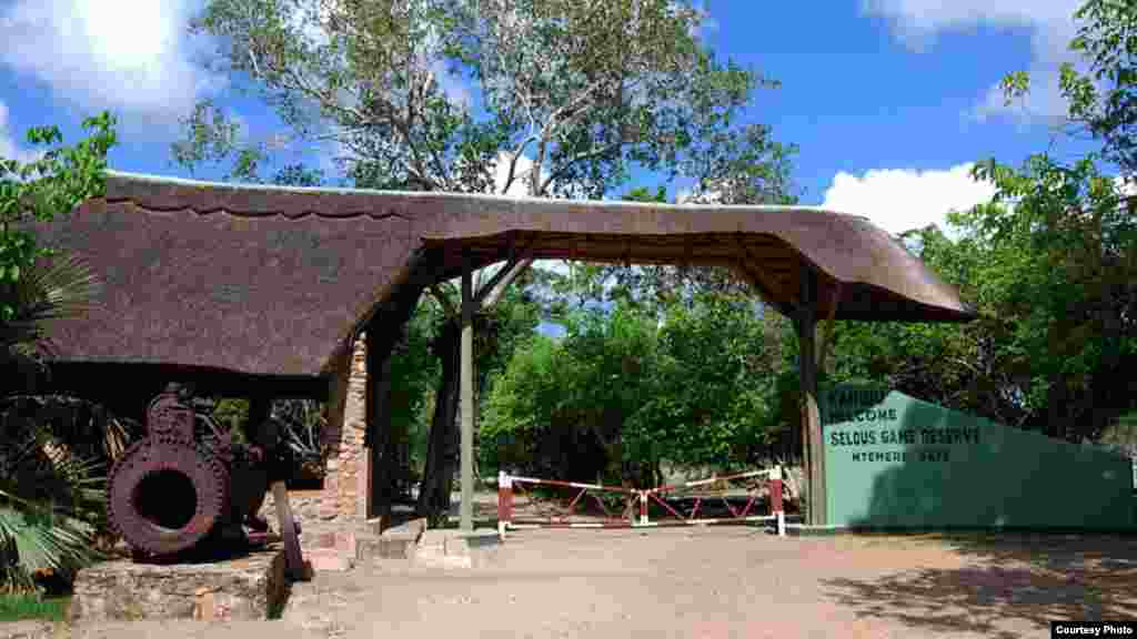 L'entrée de la réserve de chasse de Selous, Tanzanie. (Wikimedia)