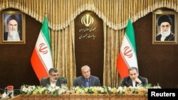 Abbas Araqchi, viceministro iraní de Asuntos Políticos(D), Behrouz Kamalvandi, portavoz de la Organización de Energía Atómica de Irán (I) y el portavoz del gobierno de Irán, Ali Rabiei, en conferencia de prensa en Teherán, Irán, 7 de julio de 2019. Agencia de noticias Tasnim.