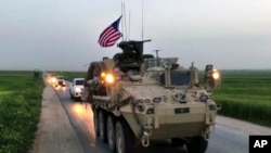 Les forces américaines patrouillent sur les routes près du village Darbasiyah, en Syrie, le 28 avril 2017. 