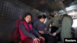 Migrantes guatemaltecos esperan en un camión después de entregarse a las autoridades de inmigración de Estados Unidos en El Paso, Texas, en marzo de 2019. Foto de Reuters