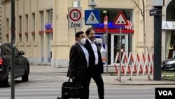 Two unidentified members of an Iranian delegation walk in Vienna on April 5, 2021 as they prepare for talks the next day aimed at reviving the 2015 Iran nuclear deal. (VOA Persian/Guita Aryan)