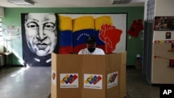 Un hombre da su voto en un simulacro electoral antes de las elecciones regionales de noviembre para gobernadores y alcaldes, en Caracas, Venezuela, el 10 de octubre de 2021.