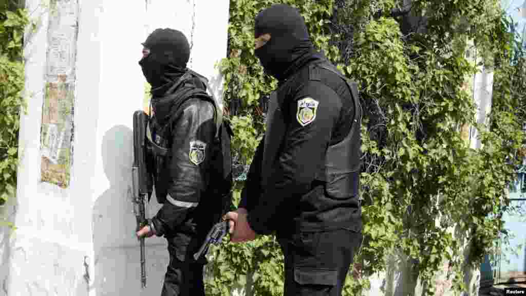 Les agents de police sont déployés à l'extérieur du parlement à Tunis Mars 18, 2015.