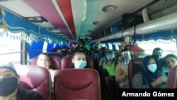 Migrantes nicaragüenses viajan en caravanas de buses por Costa Rica, su destino final, su país. 