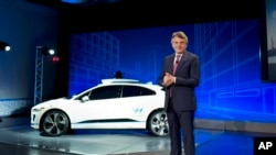 Waymo 的行政總裁早前在紐約向公眾介紹公司的無人駕駛汽車。