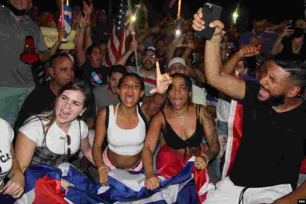El tema musical "Patria y Vida", interpretado por Descemer Bueno y el ex "Orisha" Youtel Romero se ha convertido en un nuevo himno para quienes piden libertad para Cuba. Calle 8, Miami, 11 de julio de 2021. Foto: Luis F. Rojas, VOA.
