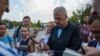 Американський історик і письменник Тімоті Снайдер роздає автографи на своїх книгах перед благодійним пробігом у Києві для підвищення обізнаності щодо українських військовополонених, утримуваних Росією, 14 вересня 2024 р. (Фото: AP Photo/Євгеній Малолетка)