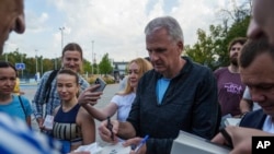 Американський історик і письменник Тімоті Снайдер роздає автографи на своїх книгах перед благодійним пробігом у Києві для підвищення обізнаності щодо українських військовополонених, утримуваних Росією, 14 вересня 2024 р. (Фото: AP Photo/Євгеній Малолетка)