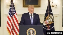El presidente Donald Trump en un momento de la grabación que divulgó a través de las redes sociales, el 7 de enero de 2021.