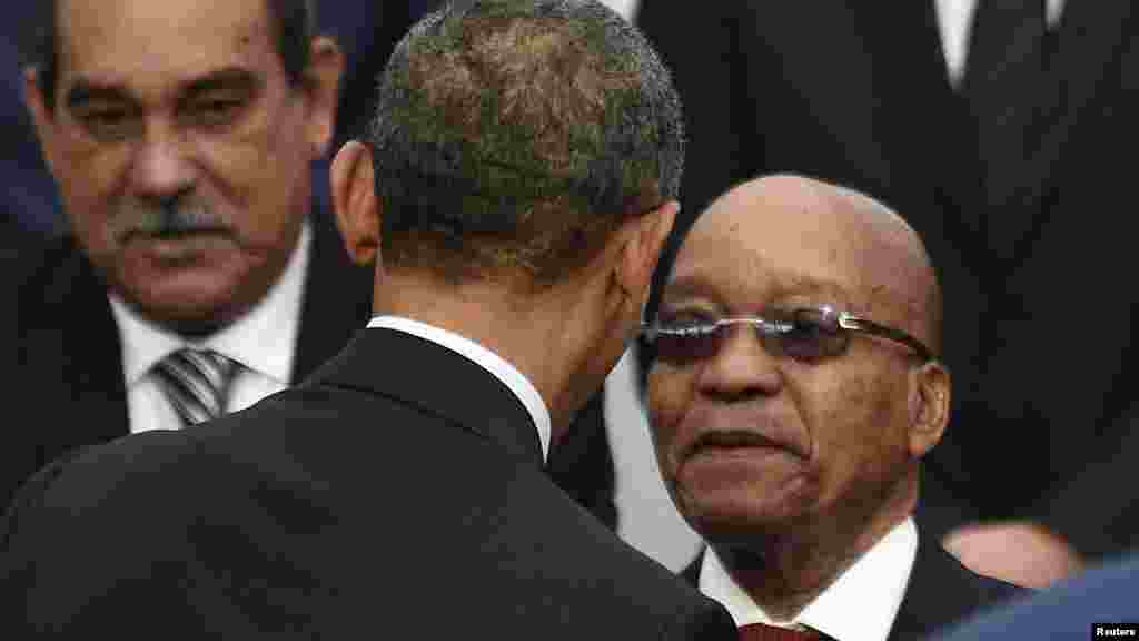 Le président américain Barack Obama se serre la main avec le président Jacob Zuma d'Afrique du Sud, à droite, lors d'une photo de famille à l'ouverture de la COP21, au Bourget, France, 30 novembre 2015.