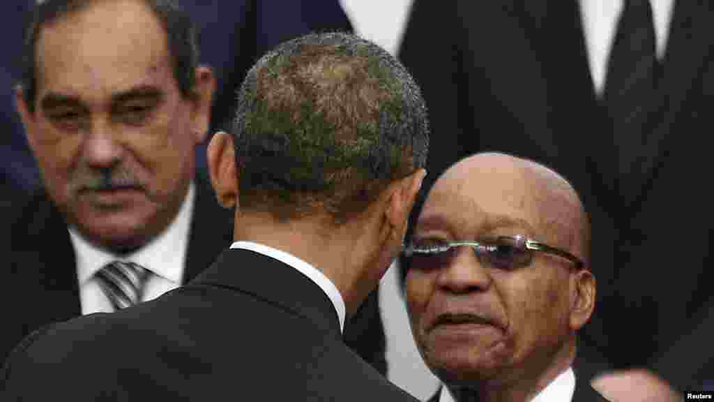 Shugaban Amurka Barack Obama Yana Gaisawa Da Shugaban Kasar Afirka Ta Kudu Jacob Zuma A wurin Taron Majalisar Dinkin Duniya Kan Dumamar Yanayi. Nuwamba 30, 2015. 