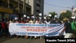 Des enseignants manifestent à Bamako, au Mali, le 5 avril 2017. (VOA / Kassim Traoré)