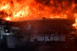 Una patrulla de policía de Atlanta arde tras violentas protestas por la muerte en Minneapolis de George Floyd a manos de cuatro policías.