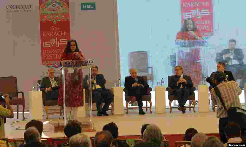 'کراچی لٹریچر فیسٹول' کی شریک بانی اور 'آکسفورڈ یونیورسٹی پریس' کی منیجنگ ڈائریکٹر امینہ سید افتتاحی تقریب سے خطاب کر رہی ہیں