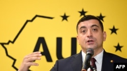 George Simion, pemimpin partai sayap kanan Rumania "AUR", memberikan konferensi pers di Bukares, Rumania (foto: dok). 