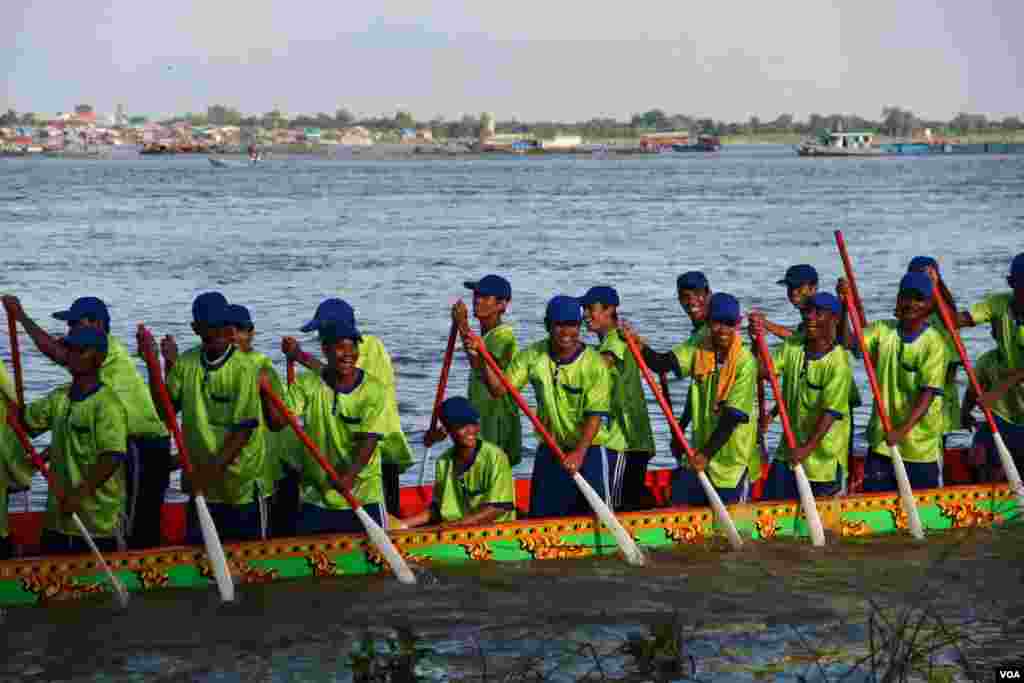 One of more than 200 boats competing in the 2014 Water Festival. (Nov Povleakhena/VOA Khmer)