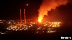 Plameni stub i dim uzdižu se iz elektrane kompanije Vistra Korp u Mos Lendingu, Kalifornija, SAD, 16. januara 2025. u ovom snimku ekrana dobijenom iz video snimka objavljenog na društvenim mrežama. 