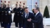 Francuski predsjednik Emmanuel Macron razgovara s britanskim premijerom Keirom Starmerom dok stiže na neformalni sastanak lidera ključnih zemalja Evropske unije i Ujedinjenog Kraljevstva u Jelisejskoj palati u Parizu, ponedjeljak, 17. februara 2025. (Foto: AP/Aurelien Morissard)