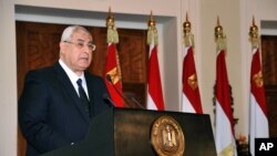 Misr muvaqqat prezidenti Odil Mansur yangi konstitutsiya loyihasi ustida ishlagan guruh a'zolariga murojaat qilmoqda, Qohira, 14-dekabr, 2013-yil