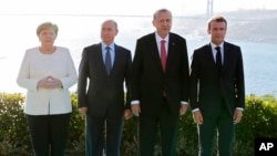 Dari kiri: Kanselir Jerman, Angela Merkel, Presiden Rusia Vladimir Putin, Presiden Turki Recep Tayyip Erdogan dan Presiden Perancis Emmanuel Macron dalam KTT di Istanbul, Turki, 27 Oktober 2018. 