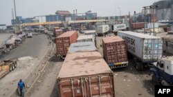 Des camions en file indienne au port de Lagos, le 31 janvier 2018.