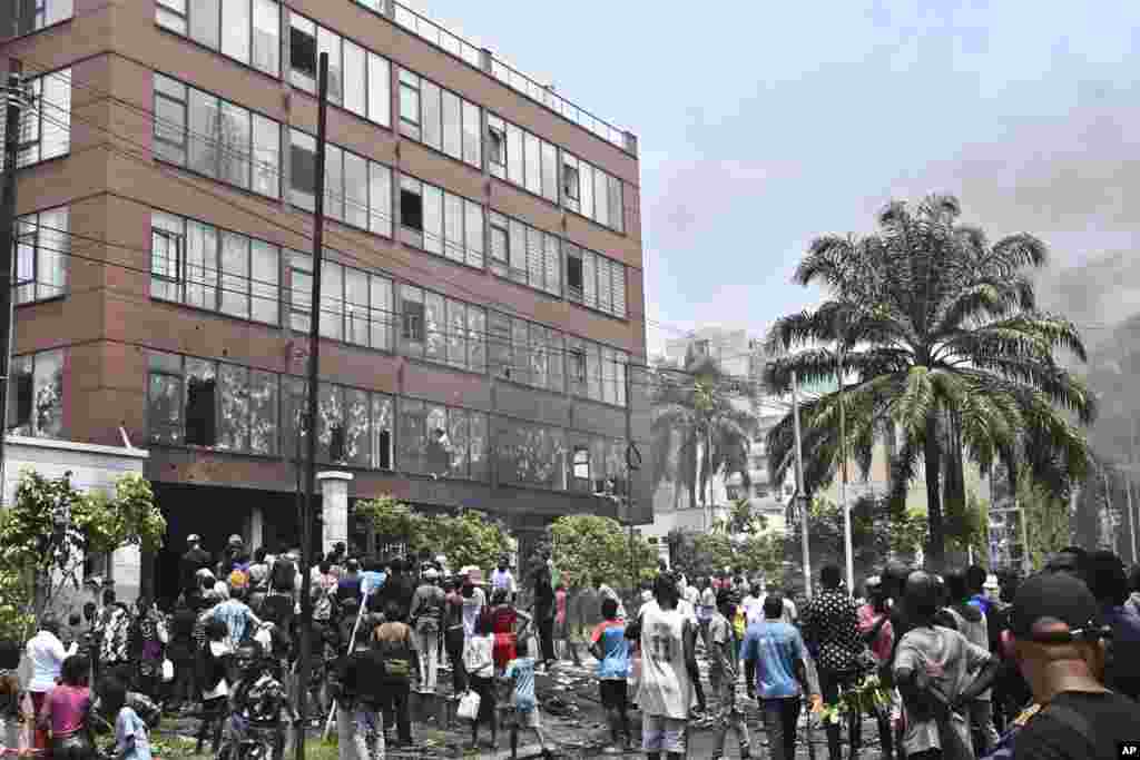 Bamwe mu banyagihugu bateye ambasade y'u Rwanda i Kinshasa, n'abandi bariko bararorera. Hambavu ya ambasade y'u Rwanda yatewe n'abiyamiriza intambara yo muri Kongo, izindi zatewe ni y'Amerika, iy'Ubufaransa, iy'Ububirigi iy'Ubuhorandi, n'ibiro vya ONU.