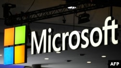 在巴塞羅那舉行的電信行業最大的年度盛會—世界移動通信大會(MWC)上，美國科技巨頭微軟的公司標誌。（2023 年3月2日）