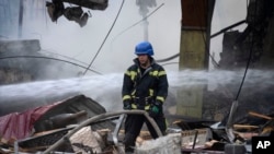 Vatrogasci gase požar posle napada ruske vojske na Kijev, glavni grad Ukrajine (Foto: AP/Efrem Lukatsky)