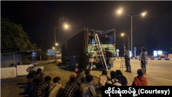 မဲဆောက်အထွက်ဂိတ်မှာ တရားမဝင်ရွှေ့ပြောင်းမြန်မာများကို ထိုင်းရဲတပ်ဖွဲ့က ဖမ်းဆီးထားစဉ် (ဇန်နဝါရီ ၄၊ ၂၀၂၄)