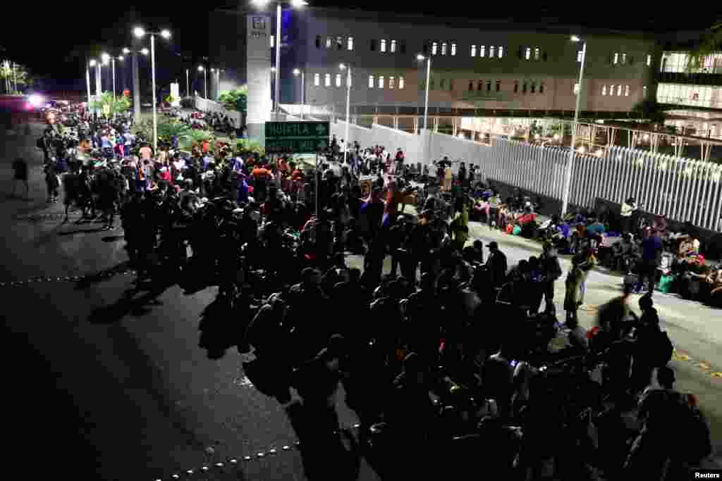 Pese a los peligros que se encuentran en el camino, que van desde crímenes hasta temperaturas extremas y hambre, son muchos los migrantes que se unen a la caravana en dirección a la frontera entre México y Estados Unidos. 