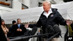 El presidente Donald Trump responde preguntas de periodistas mientras sale de la Casa Blanca, el sábado 17 de noviembre del 2018, en Washington, D.C. 