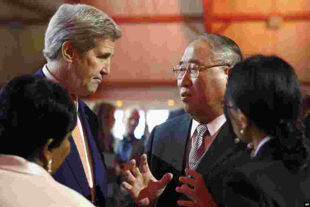 Secretary of State John Kerry, left, talks with China's Special Representative on Climate Change Xie Zhenhua prior to the opening of the final COP21 conference.