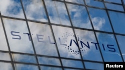 ARCHIVO - El logotipo de Stellantis se encuentra en el edificio de la empresa en Poissy, cerca de París, Francia, el 26 de febrero de 2025.