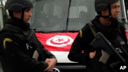 Militaires devant le Musée du Bardo deux jours après l'attentat terroriste à Tunis, en Tunisie le 20 mars 2015.