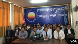 FILE CNRP holds a press conference explaining why they decided to boycott the meeting at the assembly for a security reason at CNRP headquarter in Phnom Penh, on October 07, 2016. (Hean Socheata/VOA Khmer)