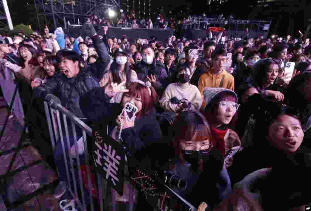 Miles de taiwaneses celebran la fiesta de Año Nuevo frente al edificio del gobierno 