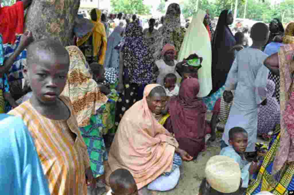 Al'umar jahar Borno wadanda suka samu kawunansu, a cikin hakin ha'ula'i a sanadiyyar rikicin Boko Haram. Wadannan wasu da ga cikin wadan da suka bar gidajensu ne a wata makarantar sakandire da aka ware don taimaka musu. 3 ga Satumba na shekara 2014.