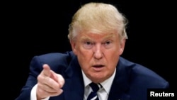 Donald Trump respalda las declaraciones del fundador de WikiLeaks, Julian Assange sobre el hackeo al Partido Demócrata.